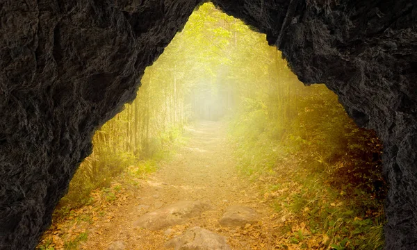 Peștera cu ieșire pe calea și lumina soarelui — Fotografie, imagine de stoc