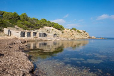 Cala pou des lleo Ibiza'da bir mavi gökyüzü ile