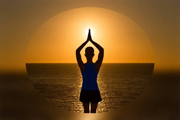 Una ragazza che pratica yoga al tramonto — Foto Stock