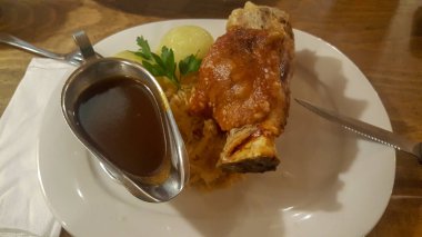 Büyük bir restoranda servis knuckle pişmiş