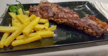 Fişleri ile büyük Dana bonfile