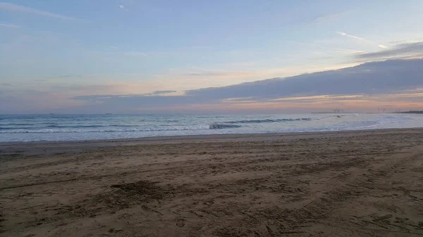 Una puesta de sol dorada en el mar azul — Foto de Stock