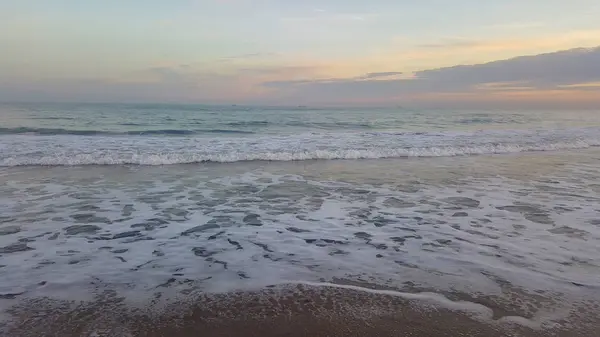 Um pôr-do-sol dourado no mar azul — Fotografia de Stock