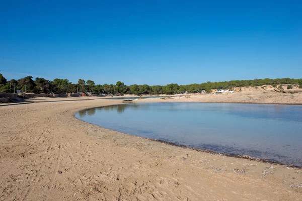 Playa de Bassa en la isla de Ibiza, Islas Baleares — Foto de Stock