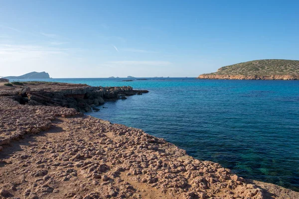 Klart vatten i de cala compte, Ibiza — Stockfoto