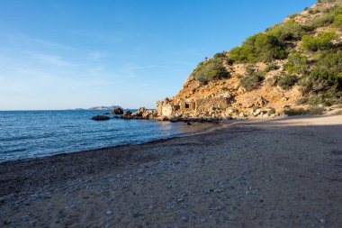 Ibiza Adası'şeffaf su ile koyu