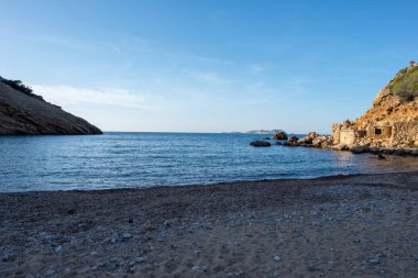 Ibiza Adası'şeffaf su ile koyu