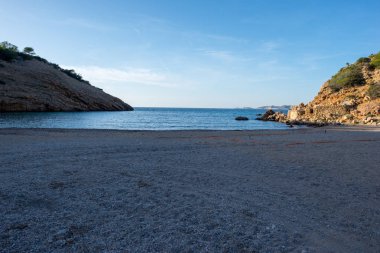 Ibiza Adası'şeffaf su ile koyu
