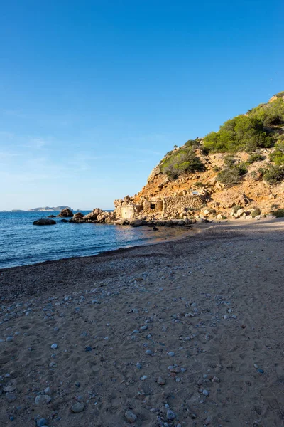 Bucht mit transparentem Wasser auf der Insel Ibiza — Stockfoto