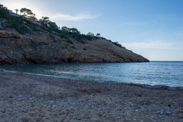 Bucht mit transparentem Wasser auf der Insel Ibiza — Stockfoto
