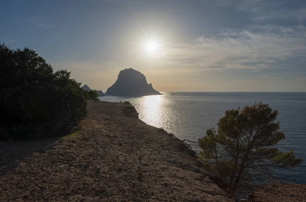Auringonlasku Es vedran saarella, Ibiza — kuvapankkivalokuva