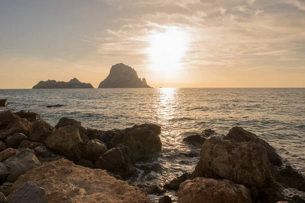 La puesta de sol en la isla de Es vedra, Ibiza — Foto de Stock