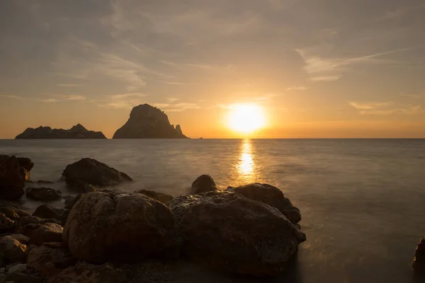 La puesta de sol en la isla de Es vedra, Ibiza — Foto de Stock