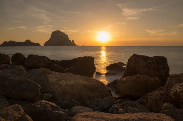 La puesta de sol en la isla de Es vedra, Ibiza — Foto de Stock