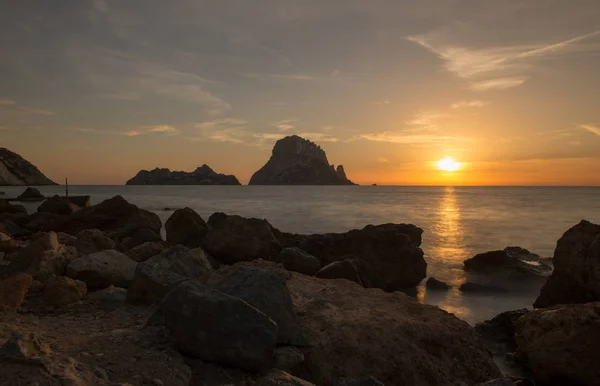 La puesta de sol en la isla de Es vedra, Ibiza — Foto de Stock