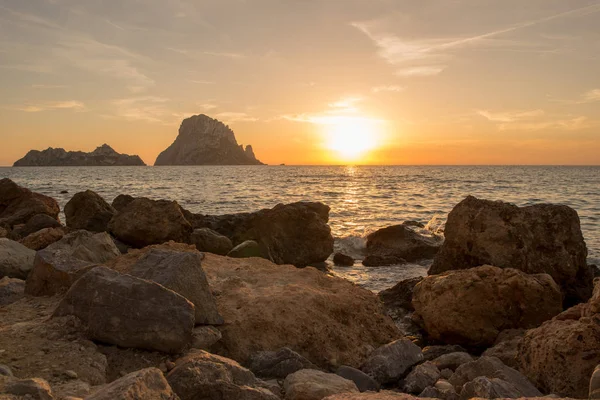 La puesta de sol en la isla de Es vedra, Ibiza — Foto de Stock