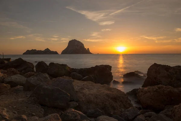 La puesta de sol en la isla de Es vedra, Ibiza — Foto de Stock