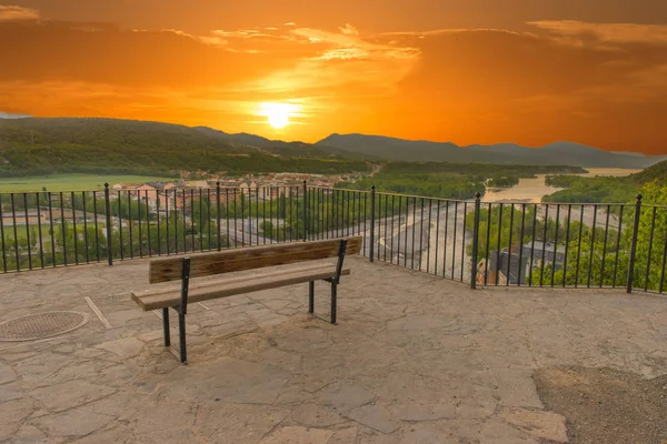 Banco olhando para o nascer do sol em Ainsa, Huesca — Fotografia de Stock