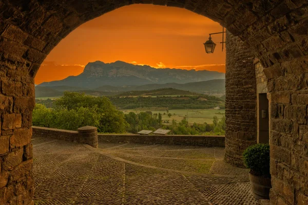 A área de Ainsa em um nascer do sol dourado — Fotografia de Stock