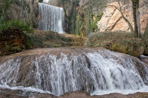 Cascade dans le monastère en pierre d'Aragon — Photo