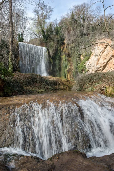 Cachoeira no mosteiro de pedra em Aragão — Fotografia de Stock