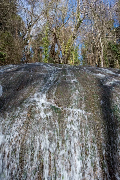 Cachoeira no mosteiro de pedra em Aragão — Fotografia de Stock