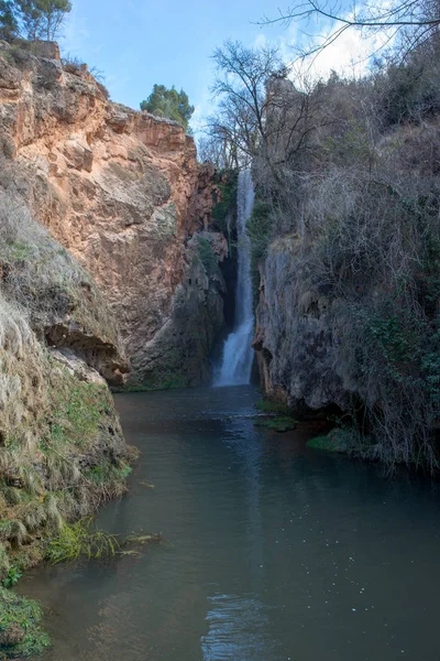 Cascade dans le monastère en pierre d'Aragon — Photo