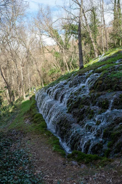 Cachoeira no mosteiro de pedra em Aragão — Fotografia de Stock