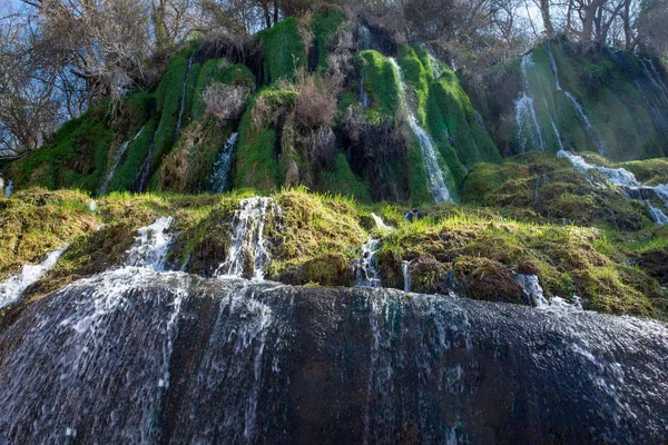 Cascade dans le monastère en pierre d'Aragon — Photo