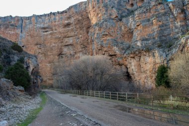 River canyon Mesa ve jaraba Manastırı