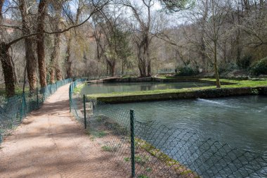 Nuevalos Zaragoza il manastırda taş