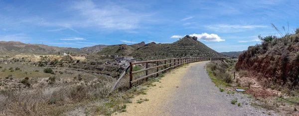 La vía verde de Lucainena bajo el cielo azul de Almería —  Fotos de Stock