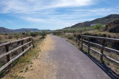 Lucainena yeşil yol Almeria mavi gökyüzü altında