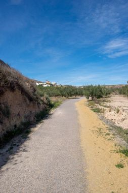 Lucainena yeşil yol Almeria mavi gökyüzü altında