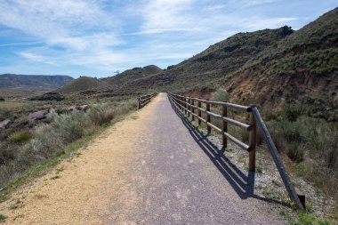 Lucainena yeşil yol Almeria mavi gökyüzü altında
