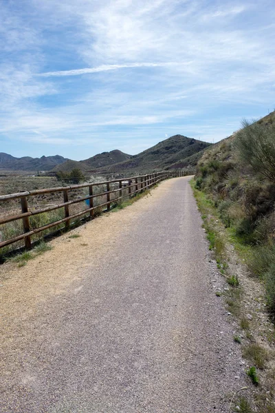 La voie verte de Lucainena sous le ciel bleu à Almeria — Photo