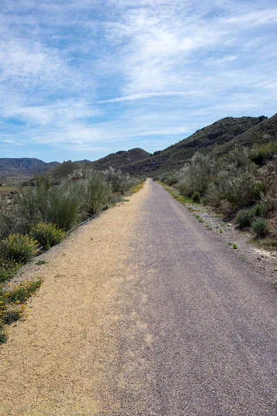 O caminho verde de Lucainena sob o céu azul em Almeria — Fotografia de Stock