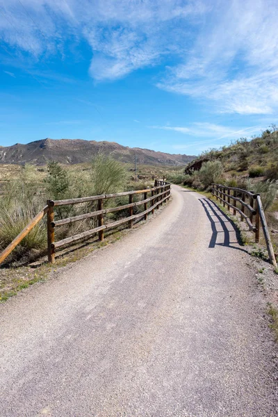 O caminho verde de Lucainena sob o céu azul em Almeria — Fotografia de Stock