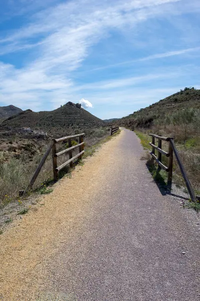 Zelená cesta Lucainena pod modrou oblohou v Almeria — Stock fotografie