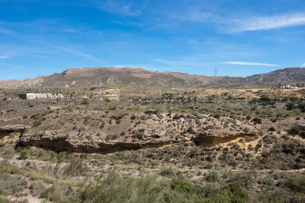 A zöld utat Lucainena Almeria kék ég alatt — Stock Fotó