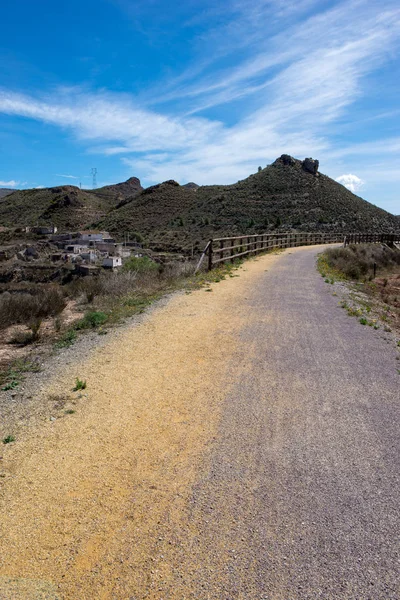 La voie verte de Lucainena sous le ciel bleu à Almeria — Photo