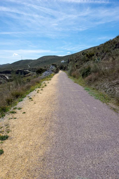 Зеленый путь Lucainena под голубым небом в Альмерии — стоковое фото
