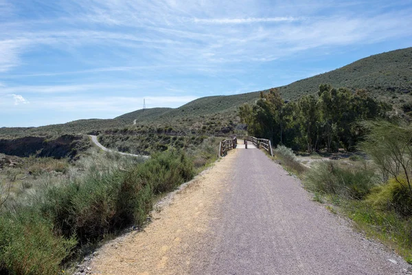 Зеленый путь Lucainena под голубым небом в Альмерии — стоковое фото