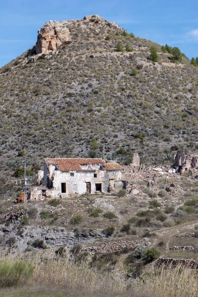 Zelená cesta Lucainena pod modrou oblohou v Almeria — Stock fotografie