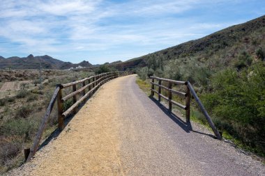 Lucainena yeşil yol Almeria mavi gökyüzü altında