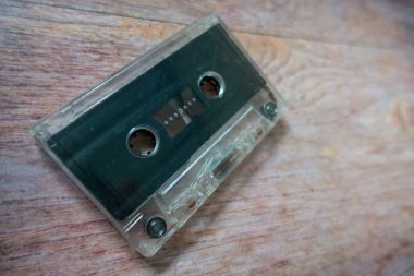 Eski kasetlerden bir ahşap arka plan ile