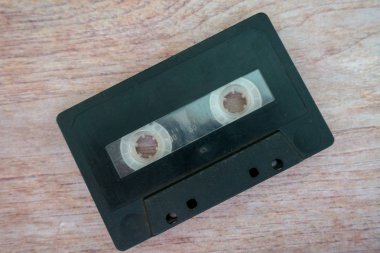 Eski kasetlerden bir ahşap arka plan ile