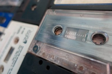 Eski kasetlerden bir ahşap arka plan ile