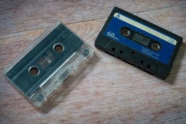 木製の背景を持つ古いカセット テープ — ストック写真