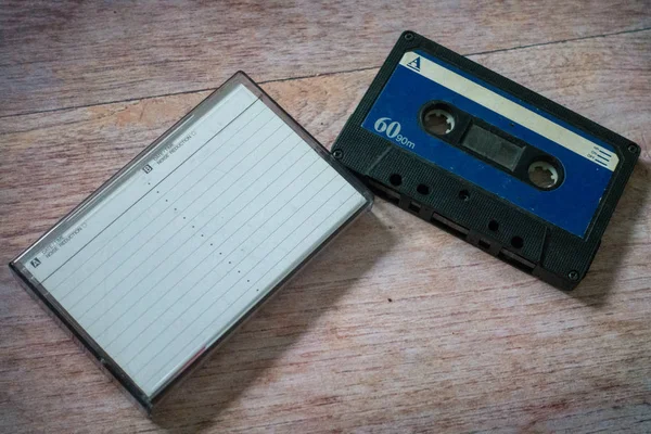 Cintas de cassette antiguas con fondo de madera —  Fotos de Stock